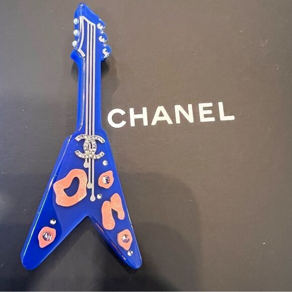 Chanel
Strass, Resin, Faux Pearl Guitar Brooch - Picture 1 of 8
